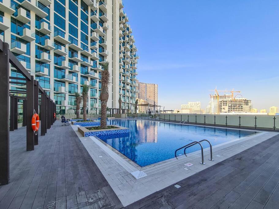Lovely With Cozy Balcony And Outdoor Pool Apartment