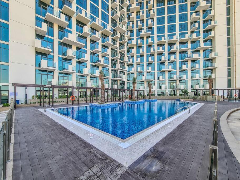 Lovely With Cozy Balcony And Outdoor Pool Dubai