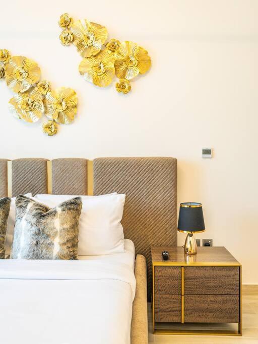 Lovely With Cozy Balcony And Outdoor Pool *