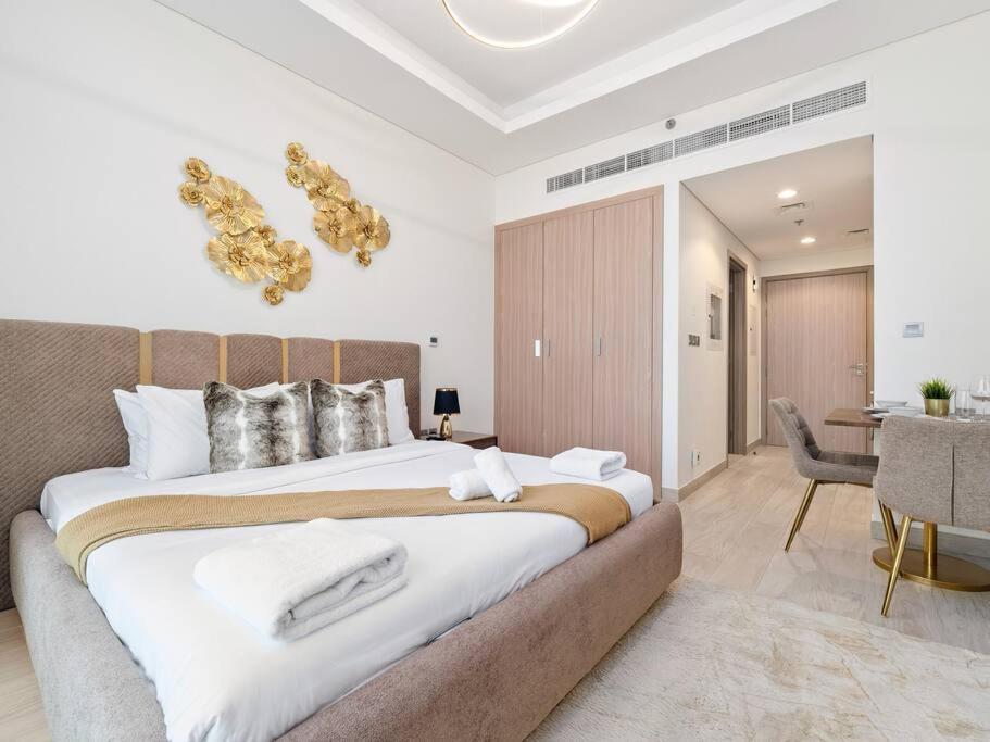 Apartment Lovely With Cozy Balcony And Outdoor Pool Dubai