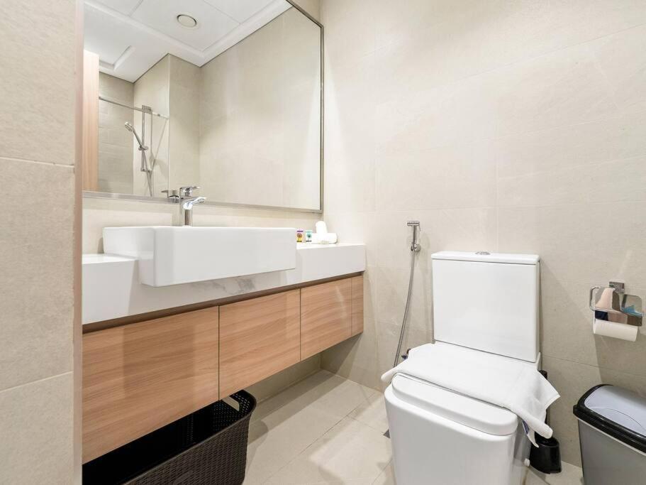 Lovely With Cozy Balcony And Outdoor Pool Apartment *
