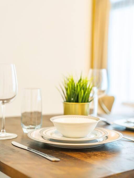 Apartment Lovely With Cozy Balcony And Outdoor Pool Dubai