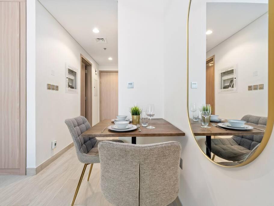 Lovely With Cozy Balcony And Outdoor Pool Apartment Dubai