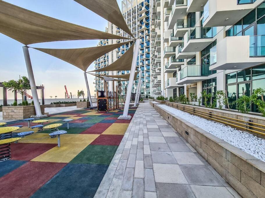 Lovely With Cozy Balcony And Outdoor Pool *