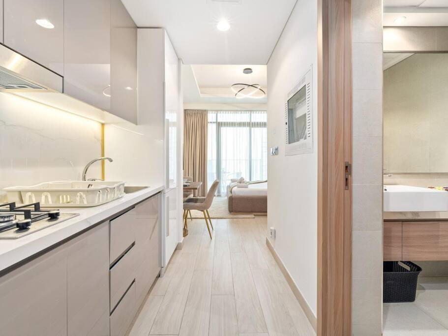 Lovely With Cozy Balcony And Outdoor Pool Apartment