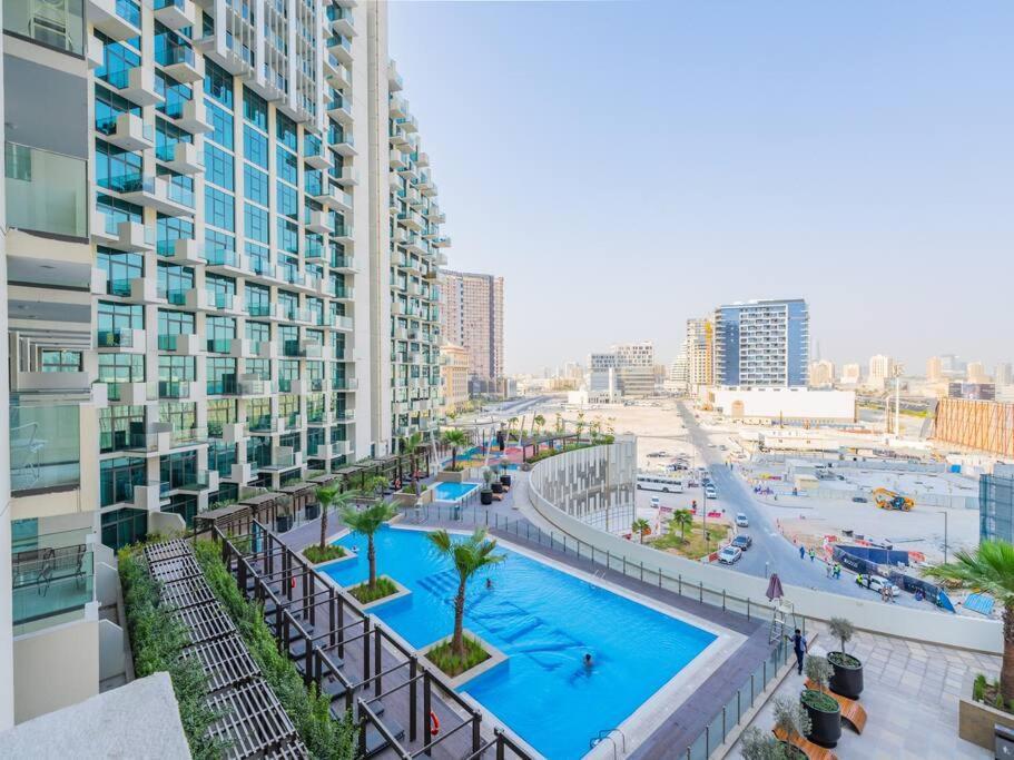 Apartment Lovely With Cozy Balcony And Outdoor Pool Dubai