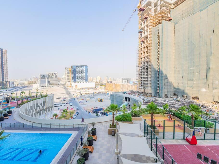 Lovely With Cozy Balcony And Outdoor Pool * Dubai