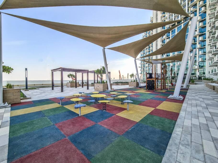 Lovely With Cozy Balcony And Outdoor Pool Dubai