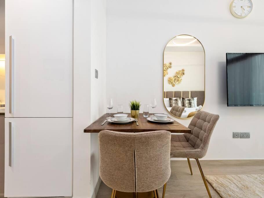 Lovely With Cozy Balcony And Outdoor Pool Dubai