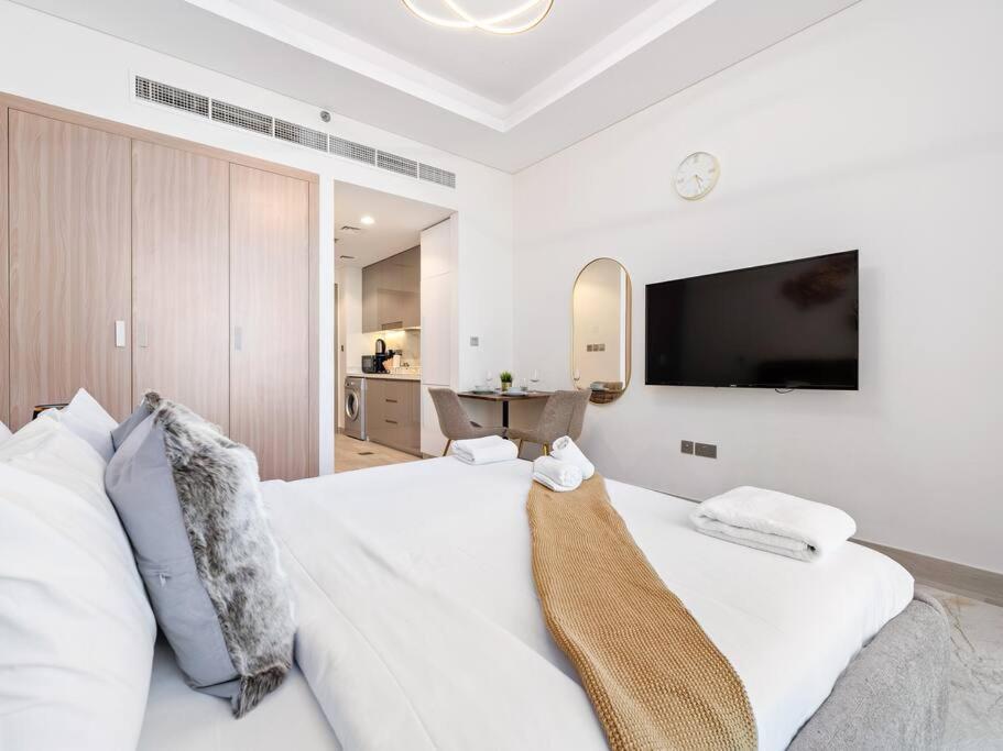 Lovely With Cozy Balcony And Outdoor Pool * Dubai