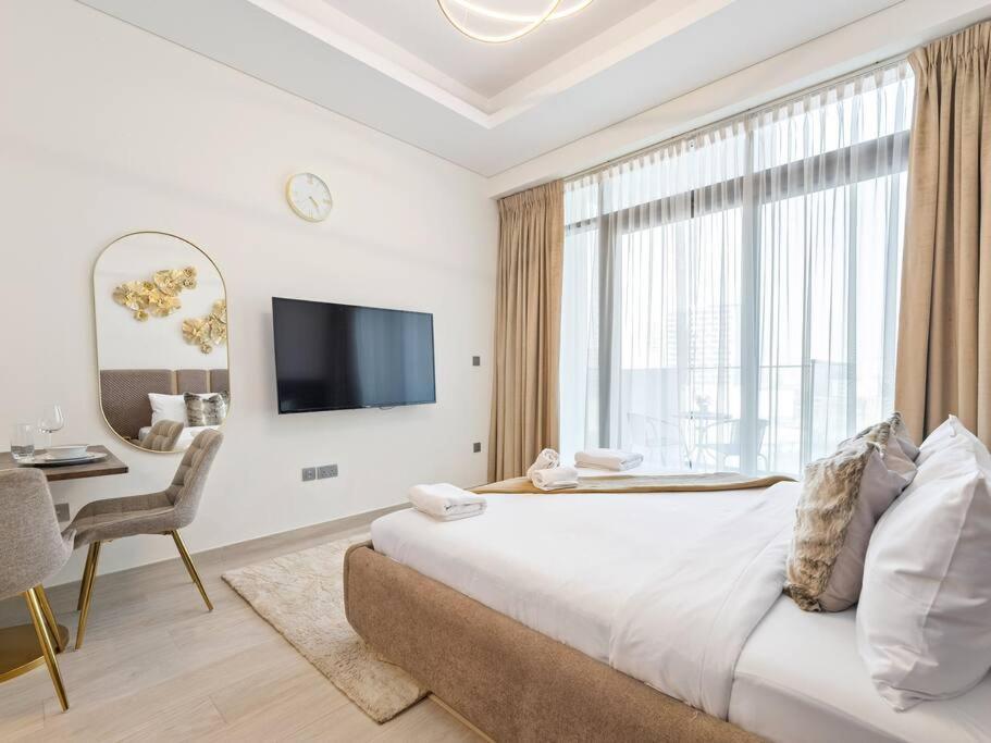 Lovely With Cozy Balcony And Outdoor Pool Dubai